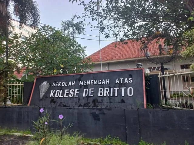 SMA Kolese De Britto sign