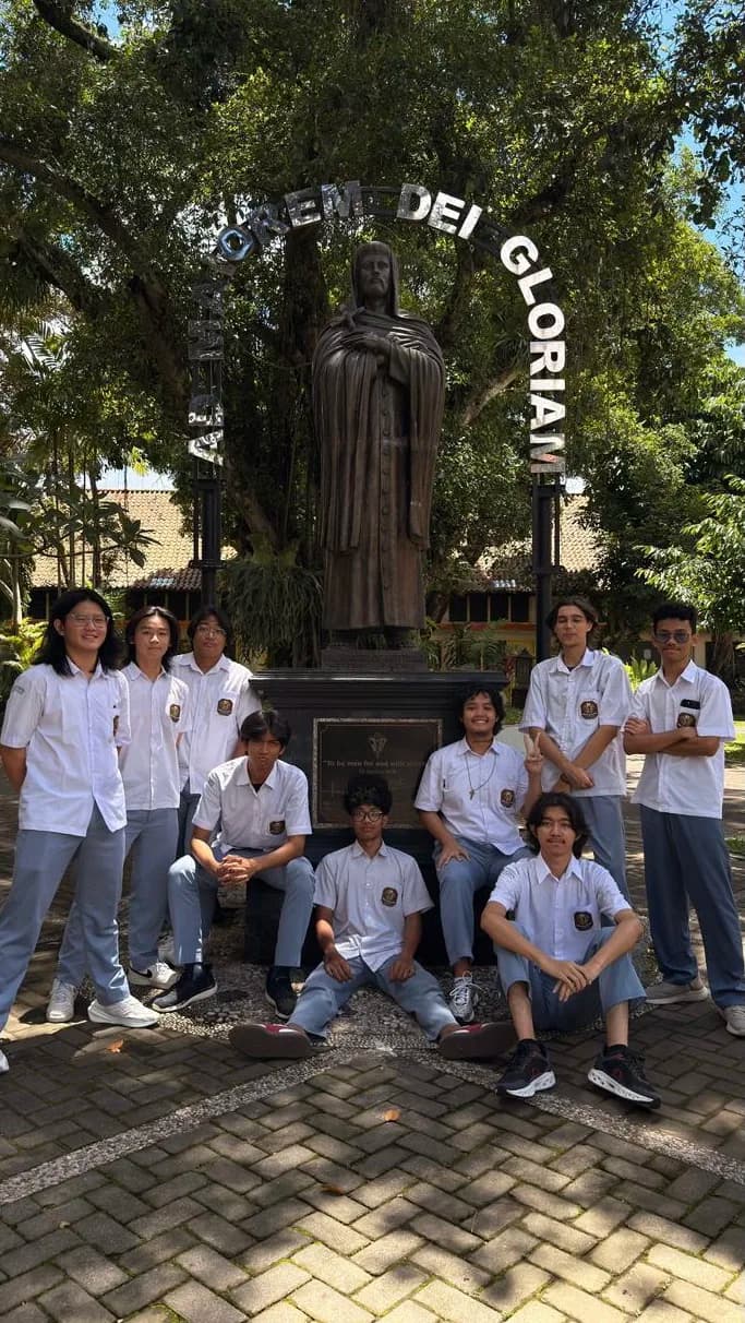 Presidium coordinators in front of the statue of Saint John de Britto